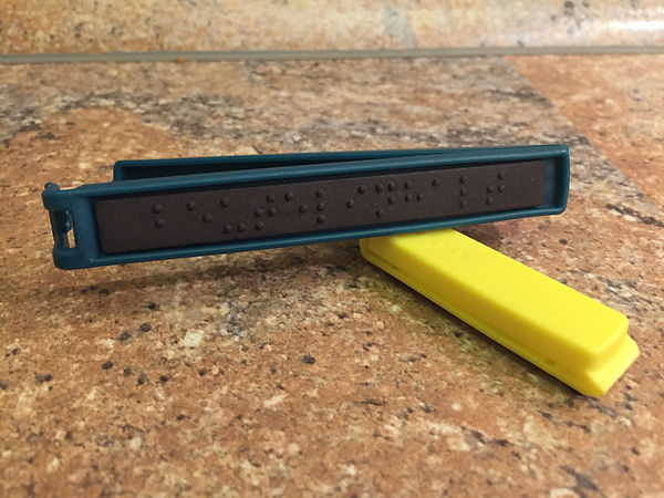 Kunststoff-Clip mit Braille-Beschriftung