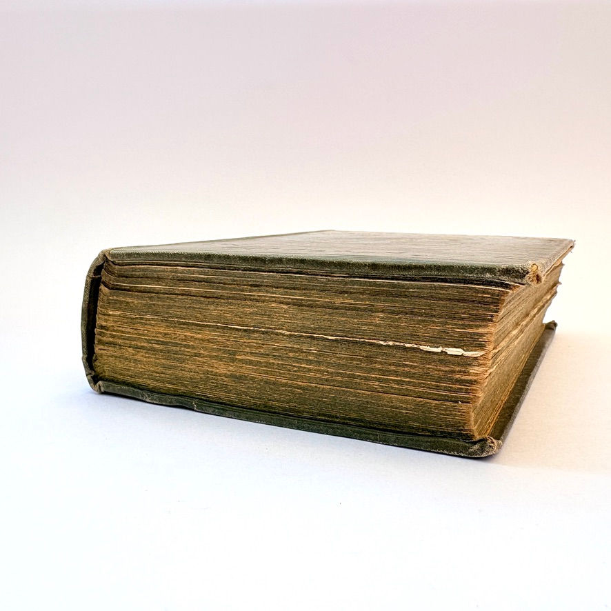 縮圖：A Chapter of Adventures bottom page edges detail