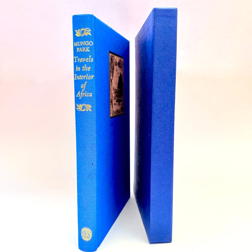 Miniaturbild: Spine of Folio Society Mungo Park volume beside original blue slipcase