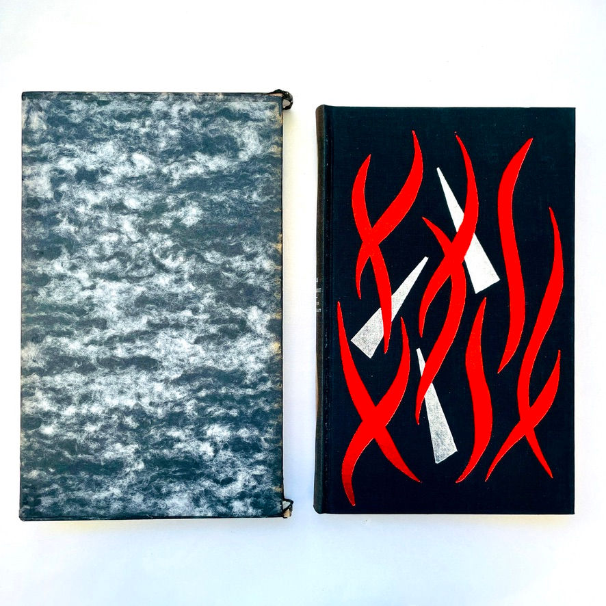 Miniatyrbild: Front of black and grey marbled slipcase beside front board of Malleus Maleficarum Folio Society 1968