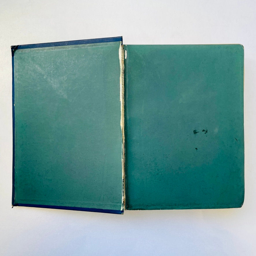 Miniaturbild: Front pastedown of Trilby 1895, dark endpapers showing cracks at hinge, clean with no inscriptions.