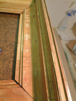 Дубовая рама в процессе реставрации