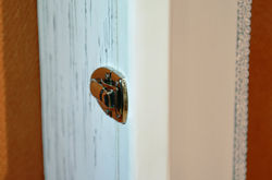 Замок на дверце киота