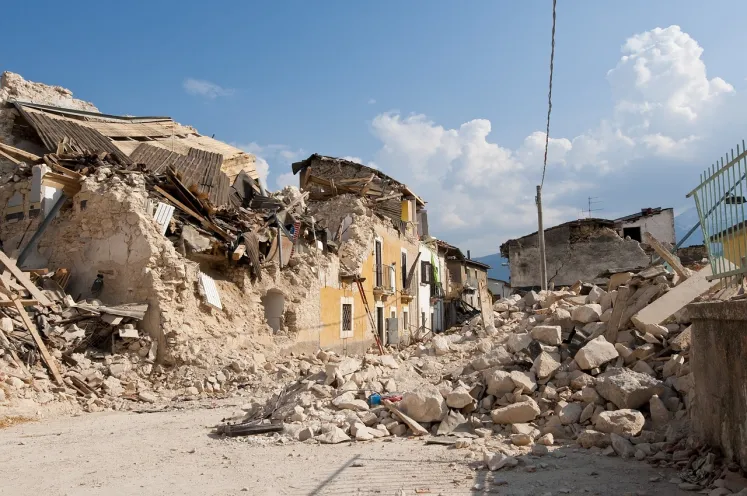 En áreas con infraestructuras deficientes y recursos limitados, un terremoto puede causar una devastación significativa. Imagen de Angelo Giordano en Pixabay