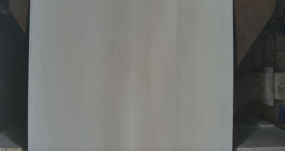 Ejemplo de mejora de contraste. (a) Sin mejora de contraste. Imagen original tras la compensación de luz, con iluminación uniforme, pero bajo rango dinámico, lo que dificulta distinguir detalles y texturas en la superficie del acero. Fuente: autores.