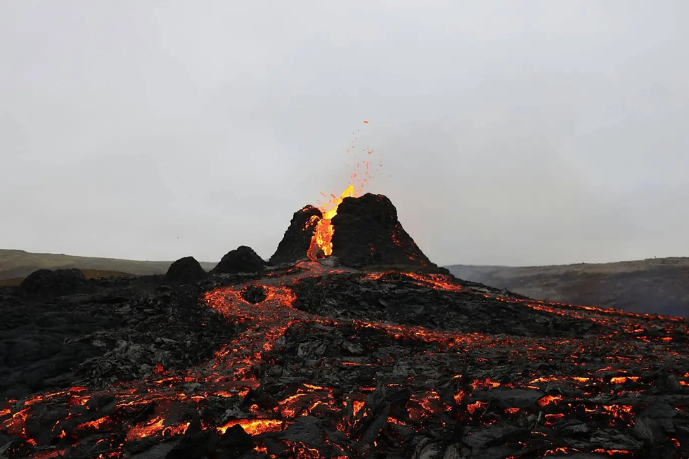El magma puede generar burbujas solo al moverse, alterando las bases de la predicción volcánica. Fuente: Unsplash / Toby-Elliott.