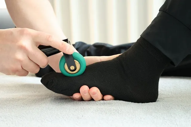 専門器具でツボを刺激