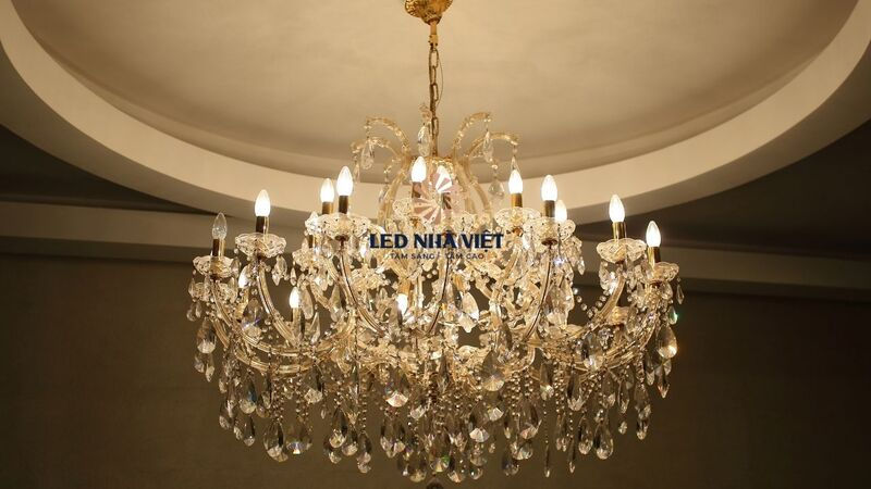 mau-den-chum-phong-khach