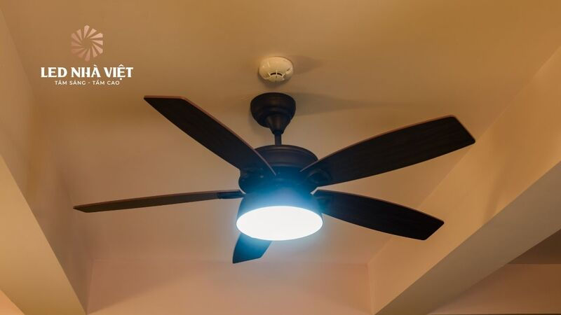 co-nen-lap-quat-tran-phong-khach