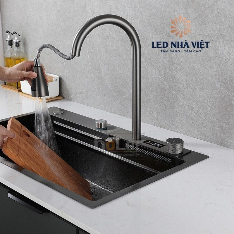 cham-dut-ban-nuoc-tung-toe-tai-bon-rua-nho-voi-nuoc-xoay-360-do-inox