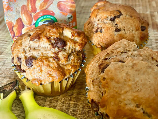 Bananebrot-Muffins mit Banane als Deko und Dattelverpackung im Hintergrund