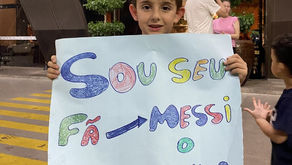 Fã mirim viaja 200 quilômetros para conhecer Messi em Cuiabá, mas jogadores não param para autógrafo