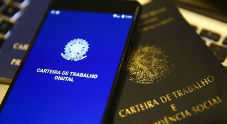 Após revisão, número de empregos criados em 2020 cai pela metade