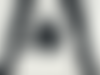 Foto di due persone vestite in latex: una è accucciata a terra, l'altra la sovrasta.