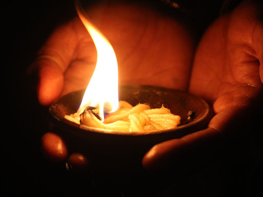 A defumação espiritual com ervas é um ritual ancestral utilizado para purificar ambientes, afastar energias negativas e atrair proteção.