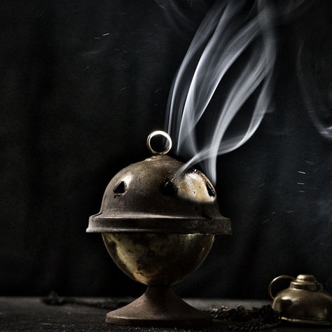 A defumação espiritual atua na limpeza do ambiente, bem como ajuda a fortalecer a energia positiva.