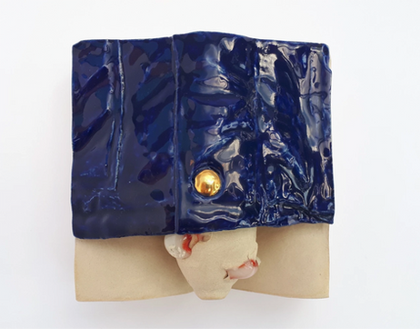 Sculpture en céramique de Louise de Gastines, réalisée en grès blanc décoré d'émaux bleu rouge et or liquide.