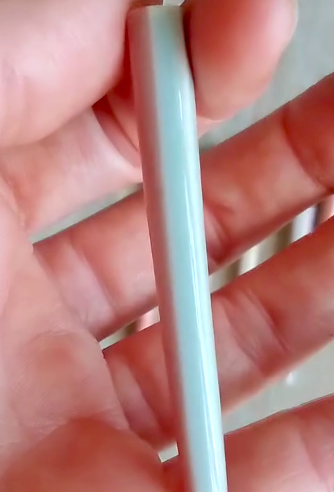 Porte cigarette en grès émaillé de Louise de Gastines. Pièces uniques en édition limitées