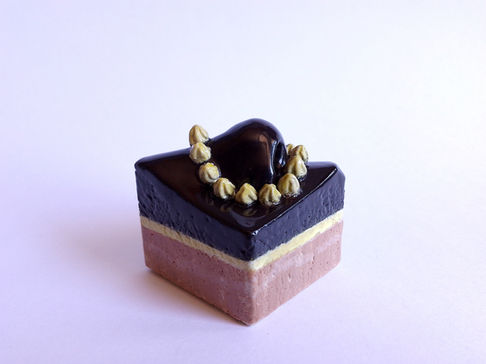 Vue de côté // Mignardise Noze #1. Sculpture en céramique émaillée de Louise de Gastines. Collection Corps Gourmands