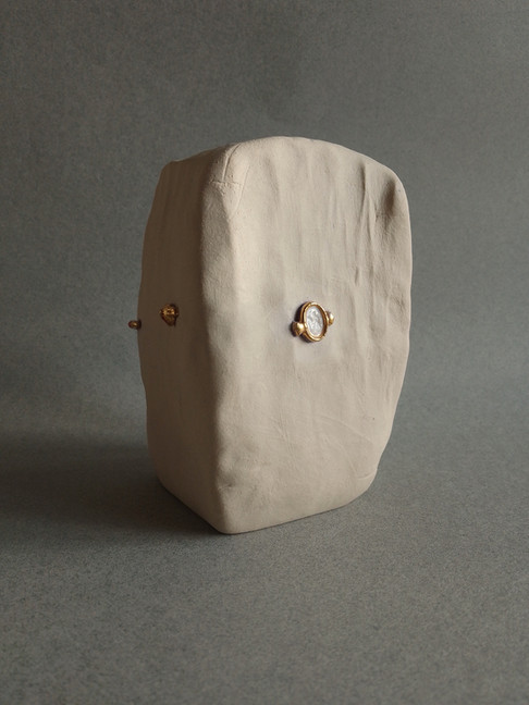 "Vase chiro-bagué" réalisé par Louise de Gastines. Modelé dans du grès blanc et émaillé à la main à l'or liquide.