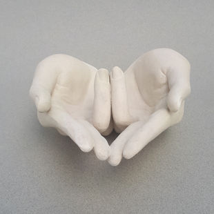 Vue en plongée d'une sculpture en céramique de Louise de Gastines, réalisée en grès blanc, sculpté à la main représentant deux mains en mudra yoni lingam
