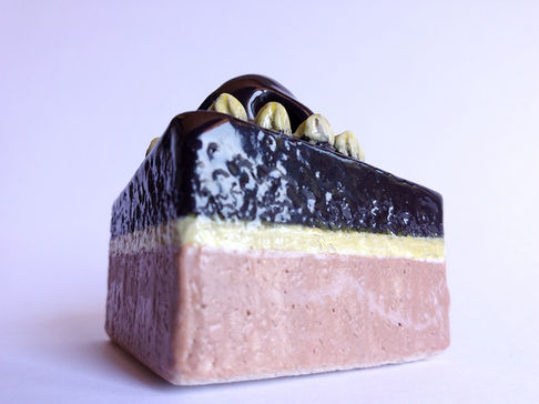 Détail // Mignardise Noze #1. Sculpture en céramique émaillée de Louise de Gastines. Collection Corps Gourmands