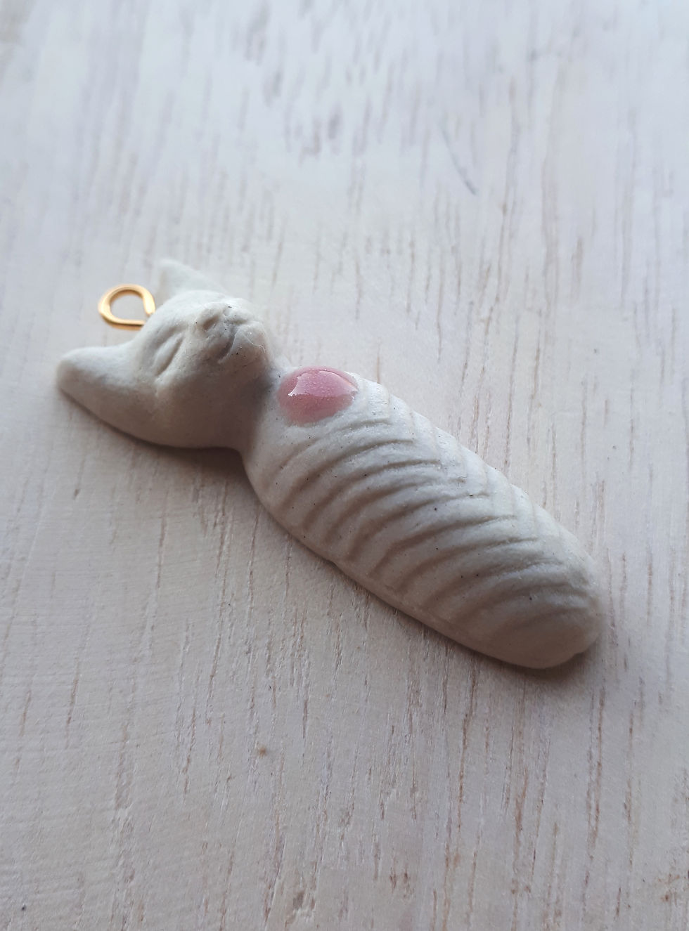 Miniature : Bijou "Chamulette Rose". Amulette réalisée par la céramiste Louise de Gastines