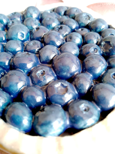 Détail Fruit // Sculpture Blueberry Neck. Céramique de Louise de Gastines. Collection Corps Gourmands