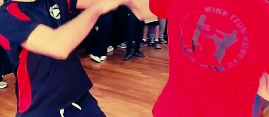 Εφαρμοσμένη προπόνηση Wing Tzun (Wing Chun) αυτοάμυνας υπό πίεση με έλεγχο και ισορροπία