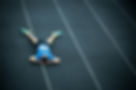 Glücklich und erschöpft im Ziel beim Marathon - Du hast es geschafft!