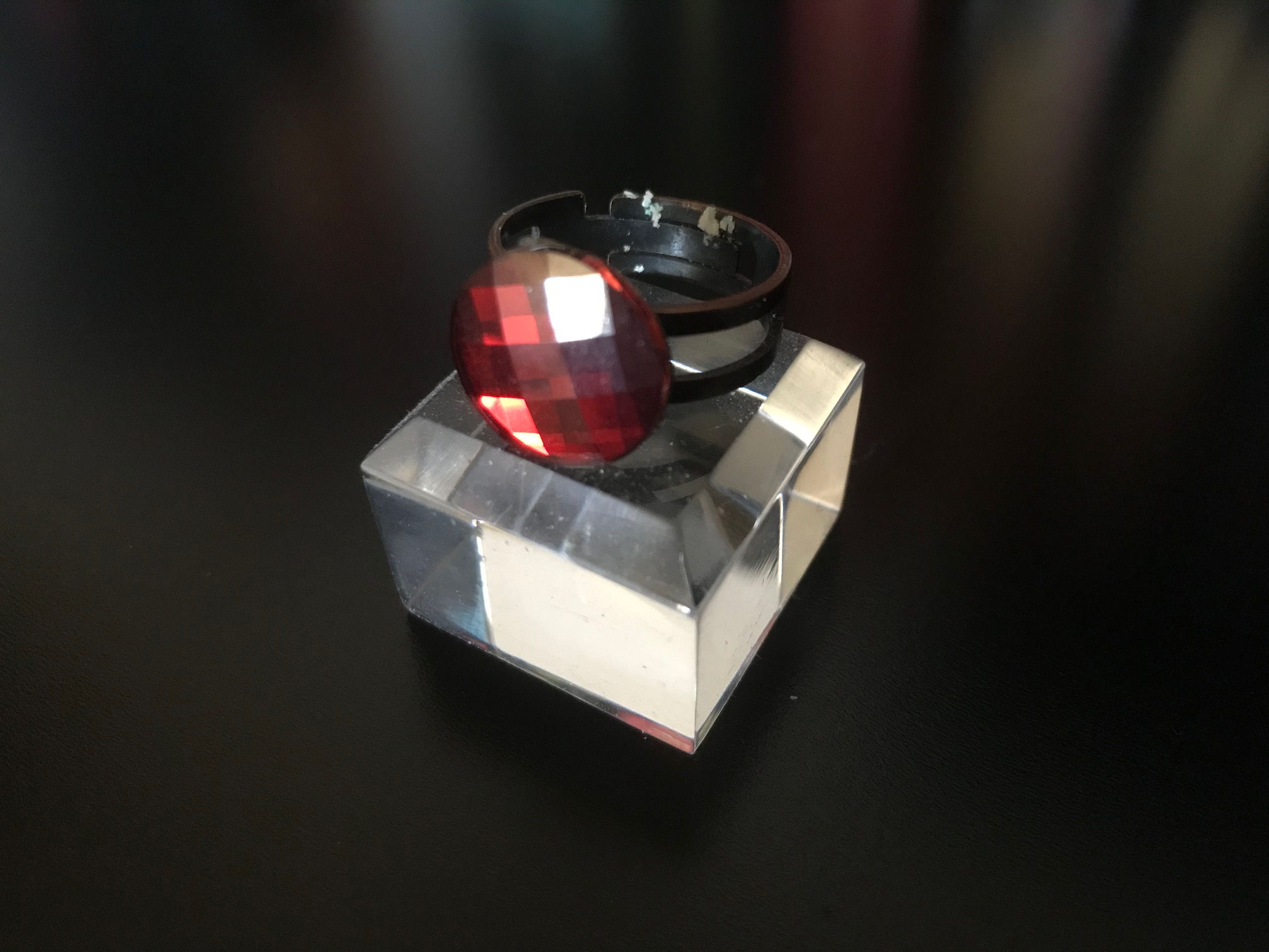 Bague avec cristal rouge