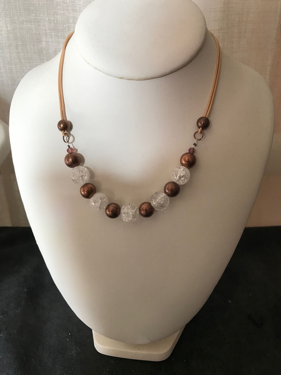 Miniature : Collier en cuir, cristal de roche et cuivre
