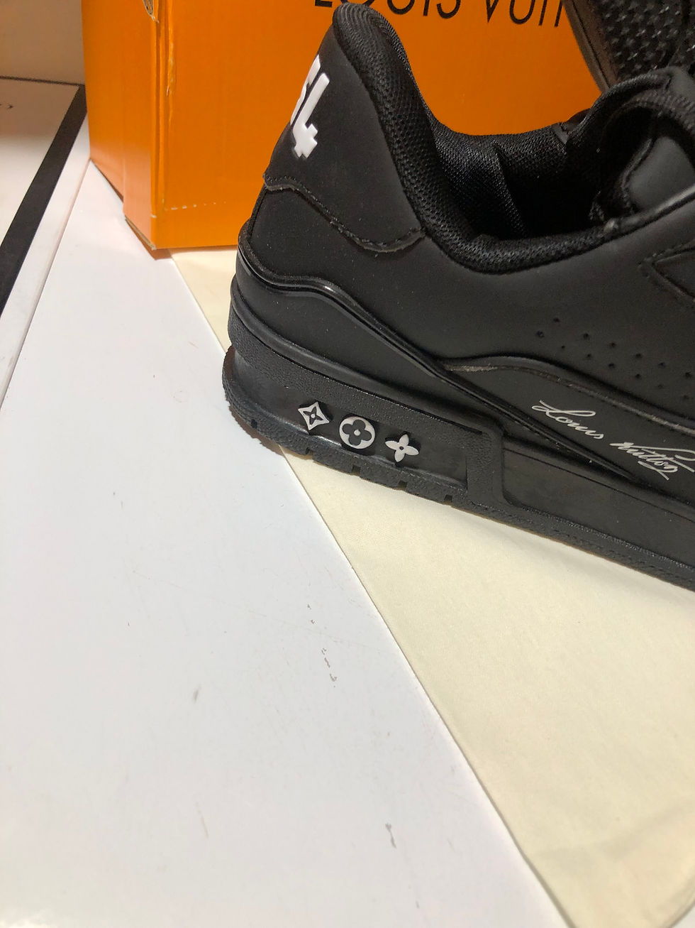 Thumbnail: black trainers.       ,43,45