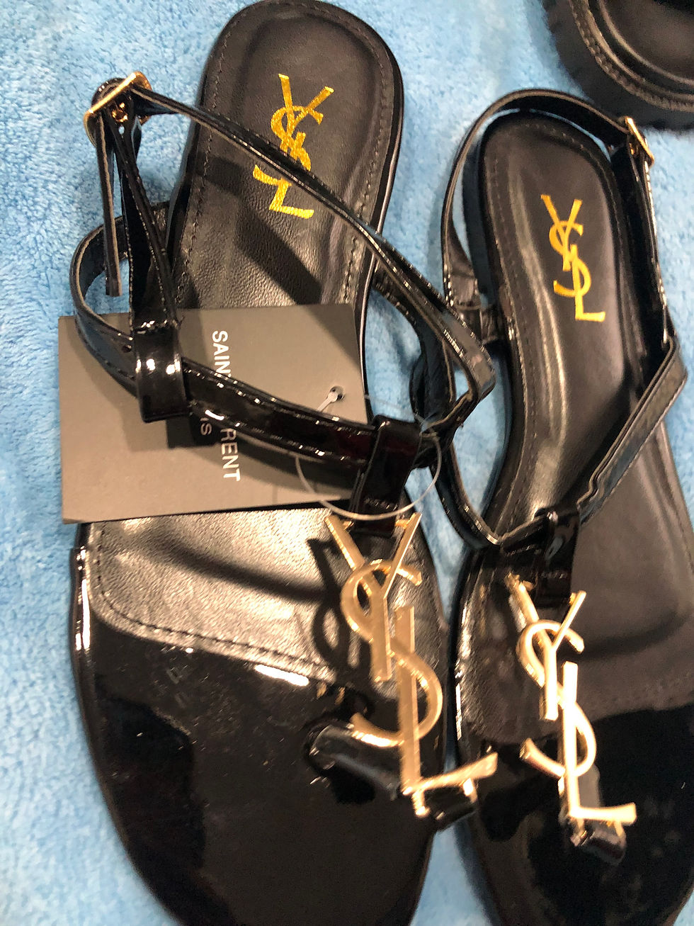 Thumbnail: Slides or sandals