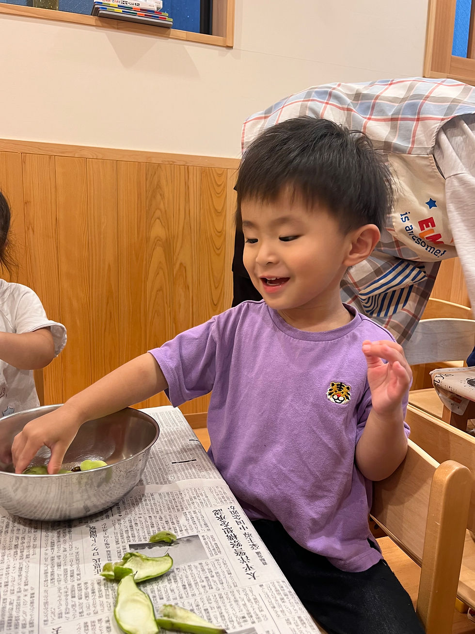 笑顔で食事をする子ども