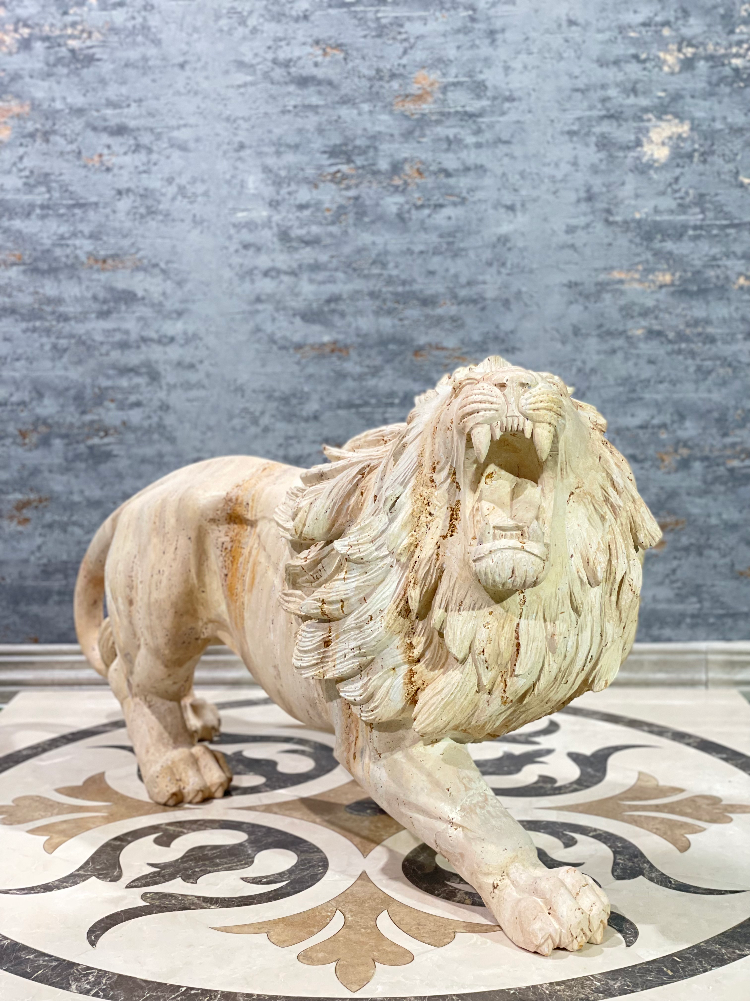 Travertin Löwe Skulptur Orange königlich
