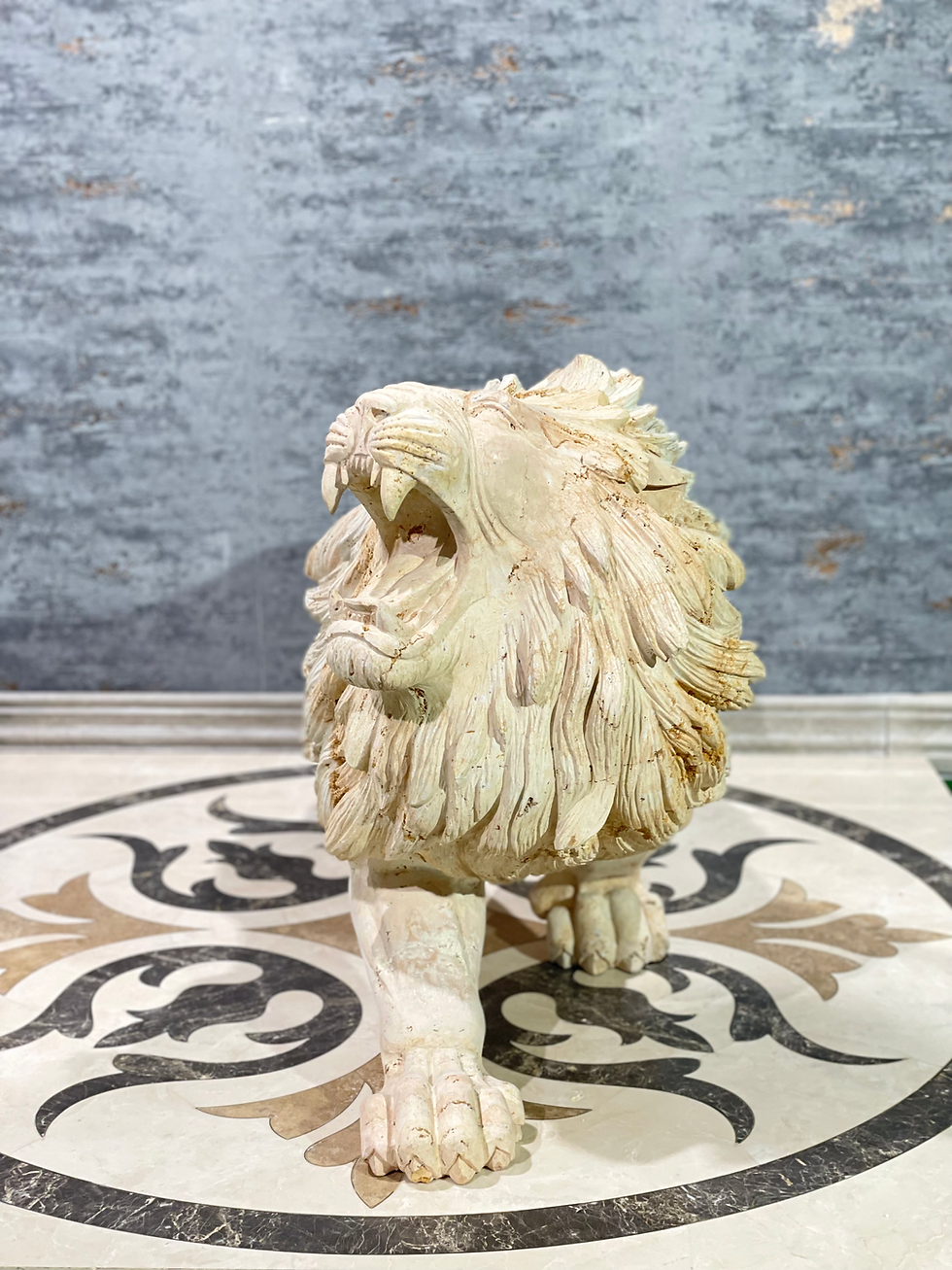Miniaturbild: Travertin Löwe Skulptur Orange königlich