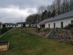 kamenné schody u skluzavky