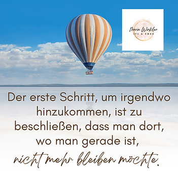 Zitat: Der erste Schritt, um irgendwo hinzukomen, ist zu beschließen, dass man dort, wo man gerade ist, nicht mehr bleiben möchte. Im Hintergrund ein Heißluftballon über dem Meer. Oben rechts das Logo von Maria Winkler