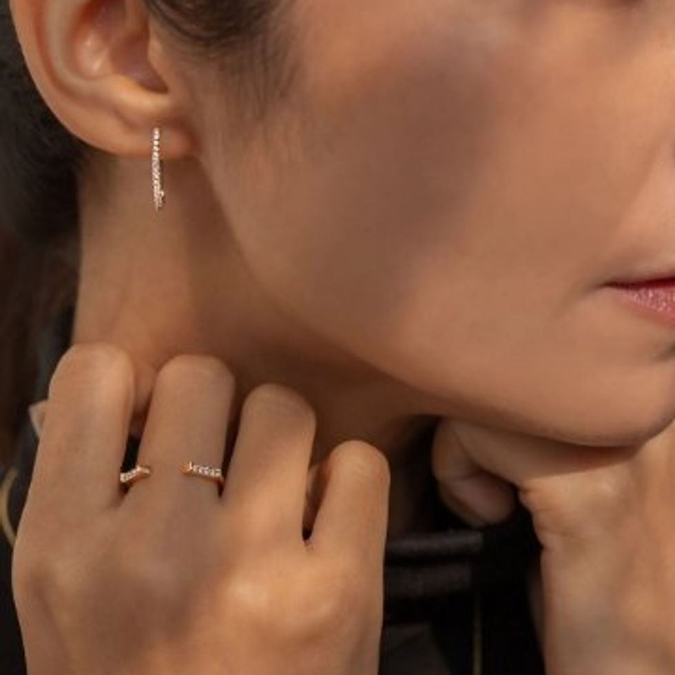 サムネイル： 14K Solid Gold Diamond Hoop Earrings