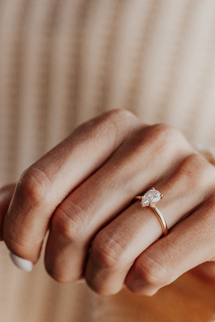 Thumbnail: Pear 5-Prong-Set Solitaire Band