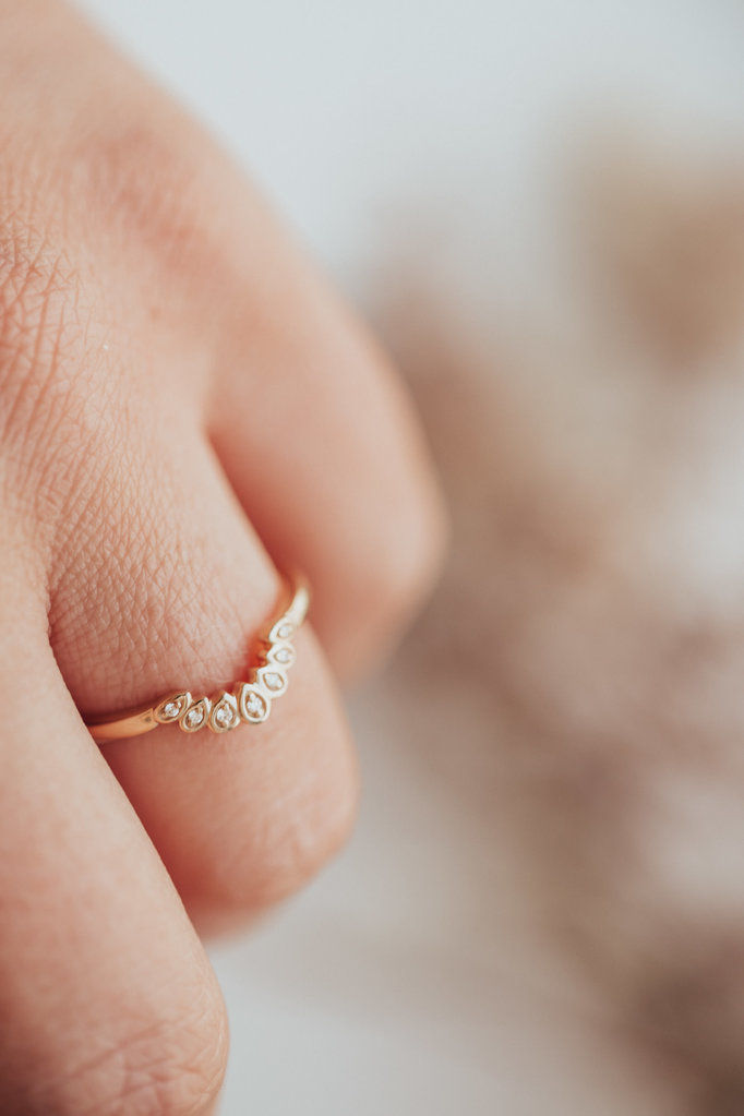 Thumbnail: Vintage Inspired Contour Band for Women