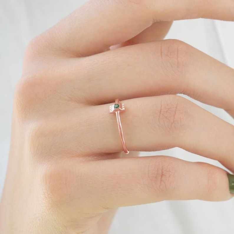 サムネイル： Solid Gold Minimalist Emerald Promise Ring