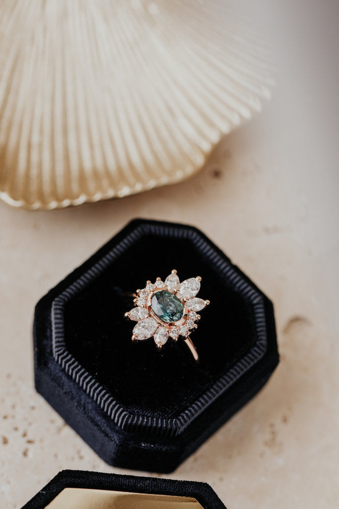 Thumbnail: 18K Solid Gold The Ray 1.10 ct Oval Teal Sapphire Ring