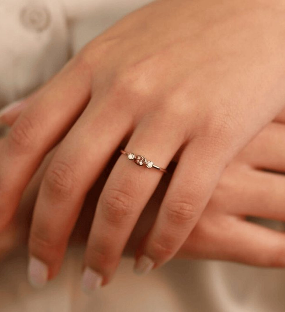 サムネイル： Oval Pink Sapphire Engagement Ring
