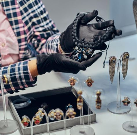 What to Expect When Visiting a Jewelry Store