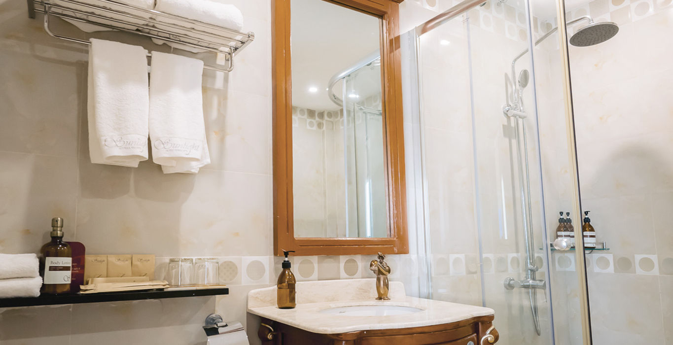 Toilet, Vanity, and Shower of the Deluxe Room with Ocean View