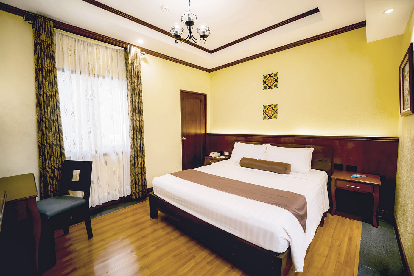 King sized bed against a wall with the Superior Room amenities around it