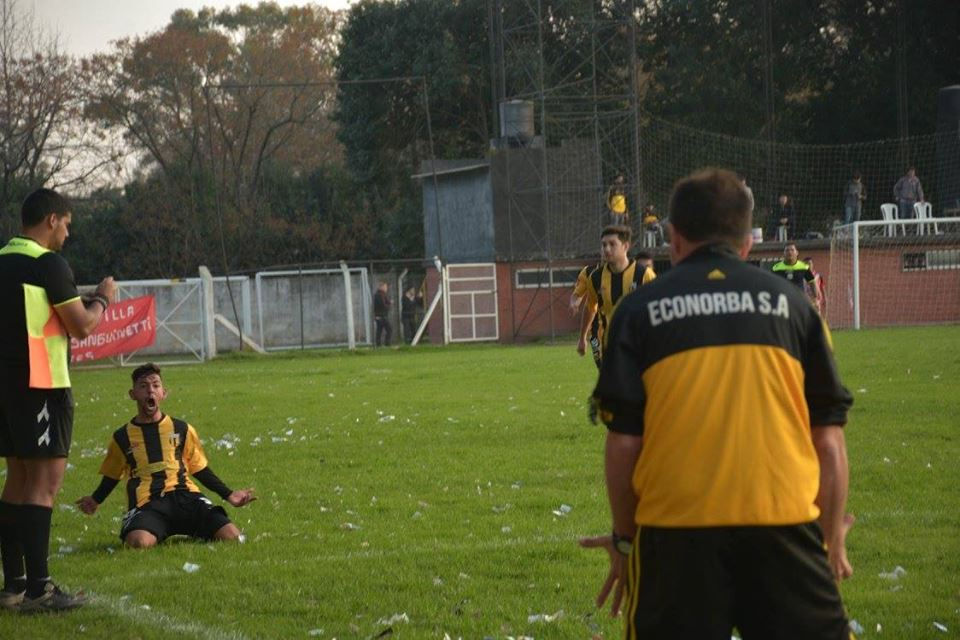 Gol de jara ... festejo de Fortina