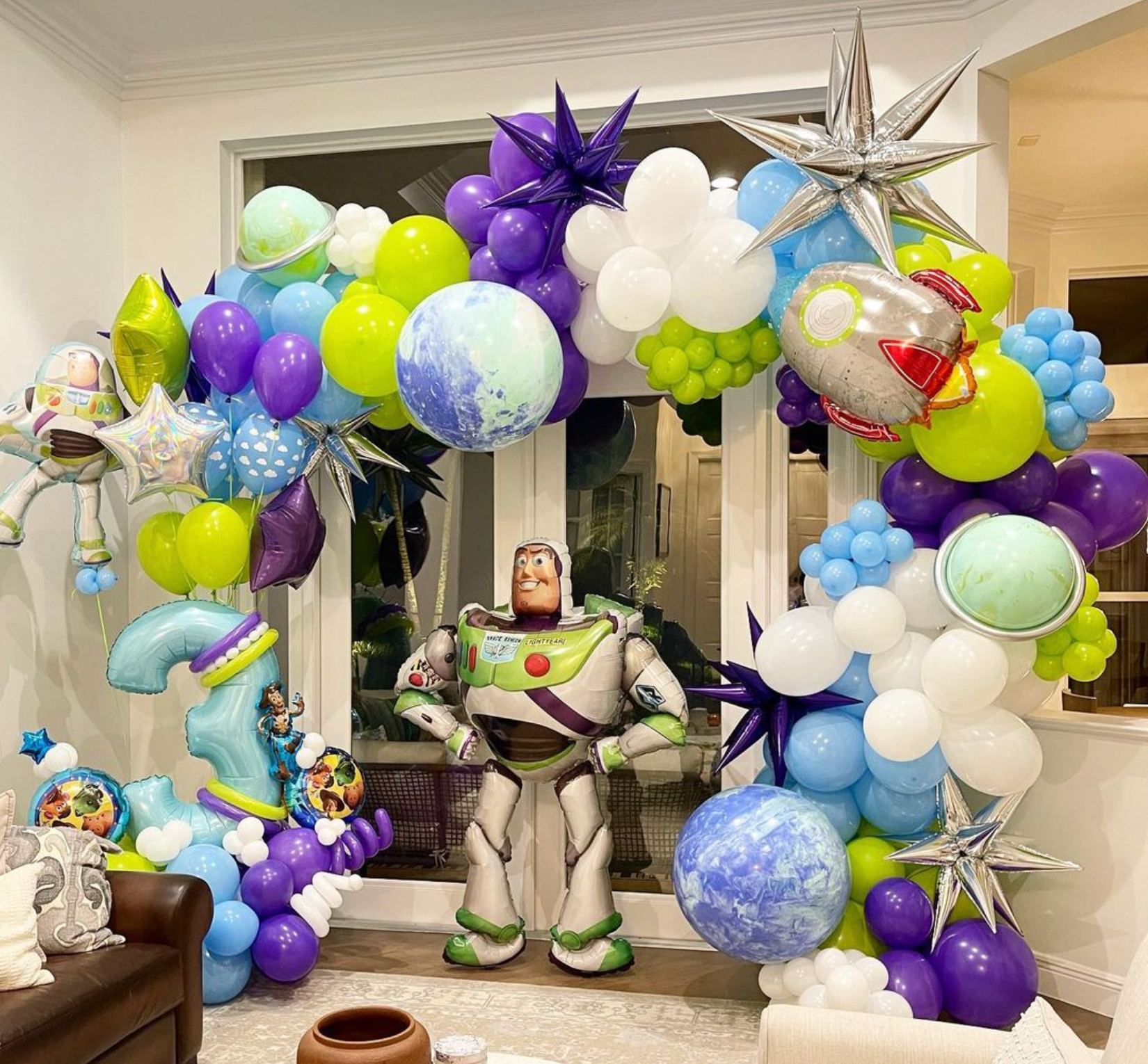 Amazing Character Deluxe Balloon Arch